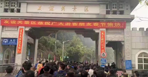 hang dai nguoi tu trung quoc xep hang tai cua khau bien gioi