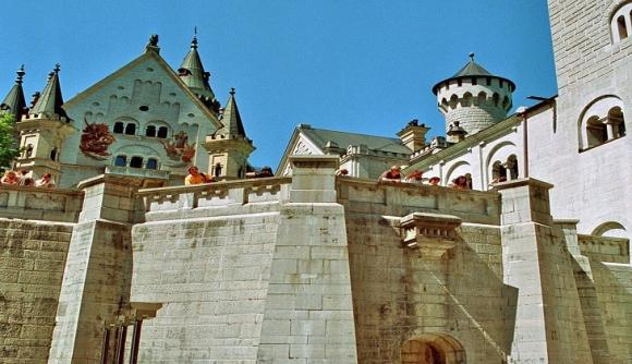 42 5 Lau Dai Neuschwanstein Logo Bat Hu Cua Hang Walt Disney