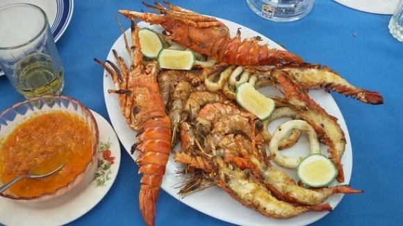 Vào nhà hàng sang ăn quả lừa đau, tôm hùm, thịt bò hảo hạng bị đánh tráo