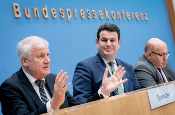 42 2 Duc Thong Qua Luat Nhap Cu Lao Dong Dau Tien Trong Lich Su