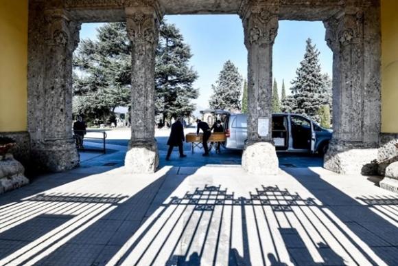 42 2 Italy Thoi Covid 19 Dong Cua Nghia Trang Thi Hai Xep Hang Cho Hoa Tang