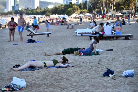 42 3 Hang Nghin Nguoi Tam Bien Nha Trang Giua Cao Diem Dich