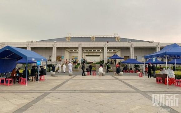 42 3 Vi Sao Vu Han Co 2500 Nguoi Chet Vi Covid 19 Nhung Dan Xep Hang Nhan Ca Chuc Nghin Binh Cot