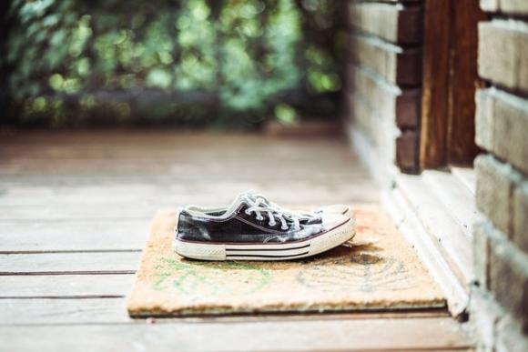 42 2 Virus Corona Co Bam Tren Quan Ao Giay Dep Toc Giay To Khong