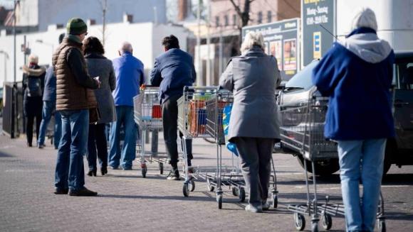 42 1 Bao Ve Bi Ban Chet Vi Nhac Nho Khach Deo Khau Trang