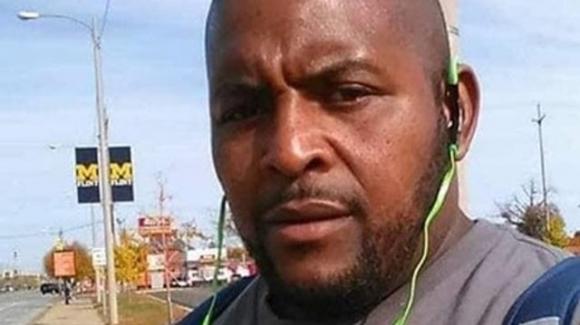 42 2 Bao Ve Bi Ban Chet Vi Nhac Nho Khach Deo Khau Trang