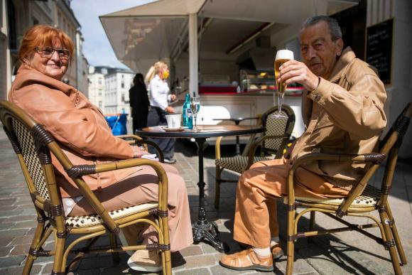 42 1 Covid 19 Cam Nhan Nhip Song Binh Thuong Khi Cac Nha Hang Dau Tien Mo Cua O Duc