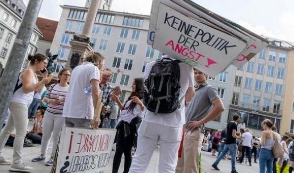 42 2 Hang Ngan Nguoi Duc Bieu Tinh Chong Phong Toa Nguy Co Covid 19 Tang Cao