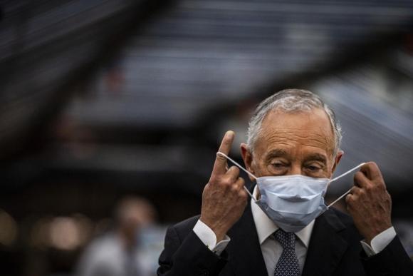 42 2 Tong Thong Bo Dao Nha Ra Sieu Thi Cung Xep Hang Nhu Moi Nguoi