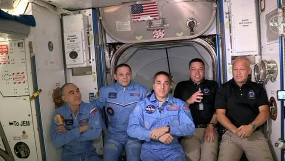 42 8 Giay Phut Lich Su Tau Cua Spacex Noi Voi Tram Vu Tru Quoc Te