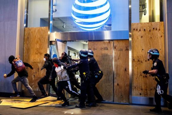 42 1 Dem Cuop Boc O New York   Canh Sat Bat Luc Truoc Hang Tram Ke Hoi Cua