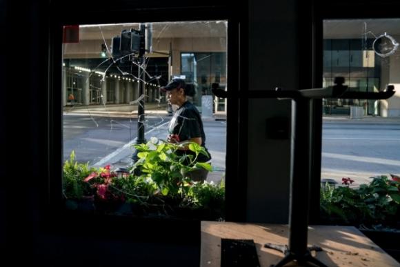 42 2 Lam On Toi Khong Co Bao Hiem Chu Cua Hang My Khoc Giua Bieu Tinh