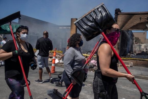 42 3 Lam On Toi Khong Co Bao Hiem Chu Cua Hang My Khoc Giua Bieu Tinh