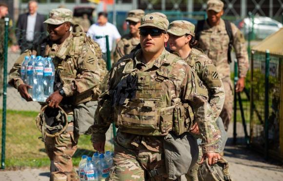 42 1 My Bat Ngo Rut Bot Binh Sy Khoi Nuoc Duc Ma Khong Bao Truoc