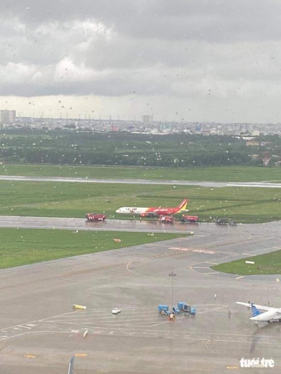 42 4 May Bay Ha Canh Truot Khoi Duong Bang Tan Son Nhat Vietjet Noi Do Mua Gio Lon