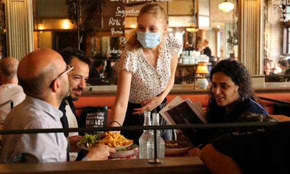 42 2 Nguoi Chau Au Mat Kien Nhan Voi Covid 19