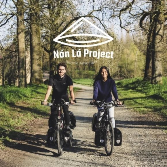 42 2 Chong Phap Vo Viet Cung Dap Xe Tu Nha Anh Toi Nha Em 16000 Km Va Hanh Trinh Yeu Thuong Mang Ten Non La