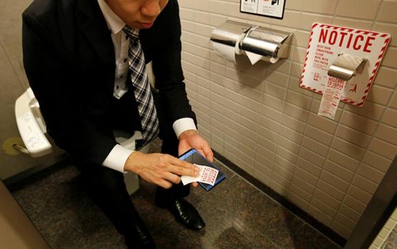 42 1 Loai Giay Ve Sinh Co 1 0 2 Trong Toilet O Nhat Ban Khien Ca The Gioi Ghen Ti