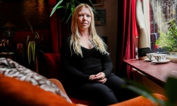 42 2 Ha Lan Gai Mai Dam Duoc Khuyen Cao Khong Nen Hon Khach Hang