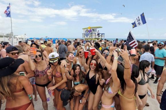 42 1 Khach My Nuom Nuop Di Choi Du Ca Ncov Tang Manh