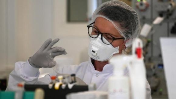 42 1 Them Mot Loai Thuoc Tri Covid 19 Day Hua Hen Co Dang Phun Suong