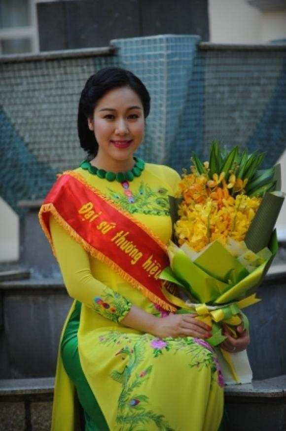 42 3 Hoa Hau Ngo Phuong Lan Lay Chong Tay Khong Co Nghia La Sinh Ngoai