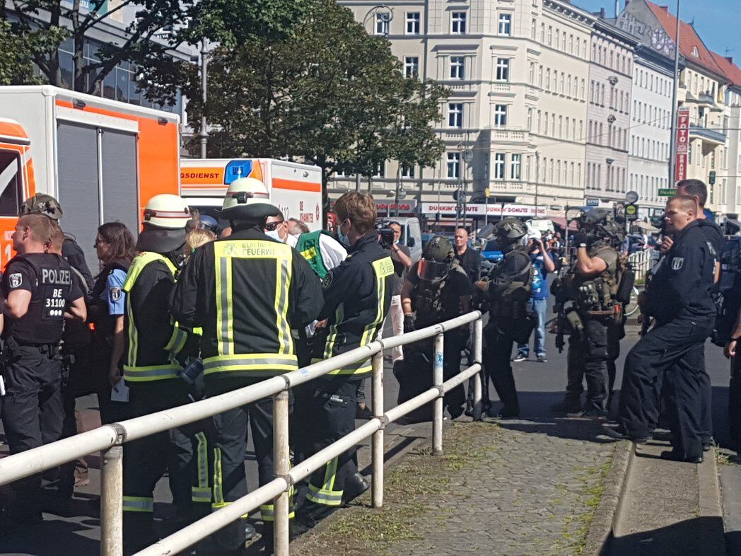 trung tam thuong mai o berlin bi tan cong hermannplatz