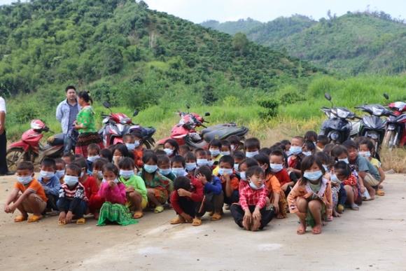 42 10 Xuc Dong Canh Hoc Sinh Ngoi Dat Du Le Khai Giang Som Tai Dak Nong