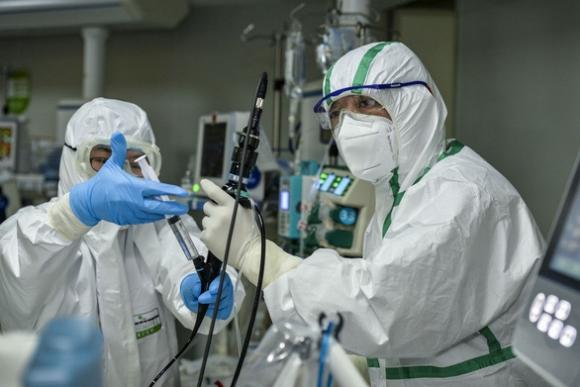 42 1 Thuy Si Virus Corona Chuyen Huong Tan Cong Nguoi Duoi 40 Tuoi