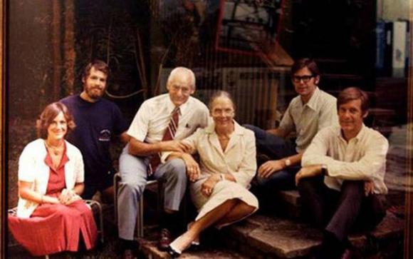 42 1 Chan Dung Gia Toc Giau Nhat Nuoc My Khoi Dau Tu 150 Usd Thanh De Che Co Tai San Tang Them 72 Trieu Usd Moi Ngay Bat Chap Dich Covid 19