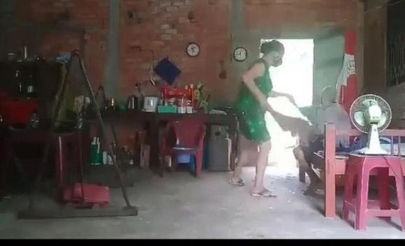 42 2 Vu Con Gai Danh Dap Do Rac Vao Mat Me Gia O Long An Cu Ba Da Mat Nguoi Con Doi Dien Hinh Phat Nao