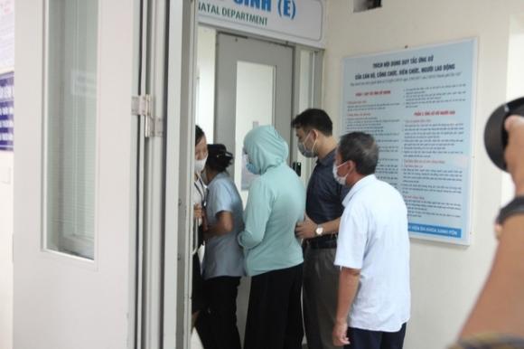 42 3 Me De Va Kha Dong Nguoi Than Da Den Benh Vien De Don Nhan Chau Be Bi Bo Roi Trong Khe Tuong