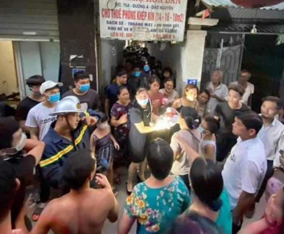 42 6 Me De Va Kha Dong Nguoi Than Da Den Benh Vien De Don Nhan Chau Be Bi Bo Roi Trong Khe Tuong