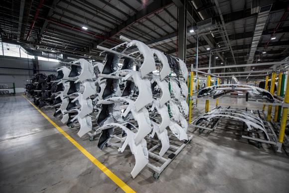 42 15 Ben Trong Nha May San Xuat Ty Do Cua Ty Phu Pham Nhat Vuong