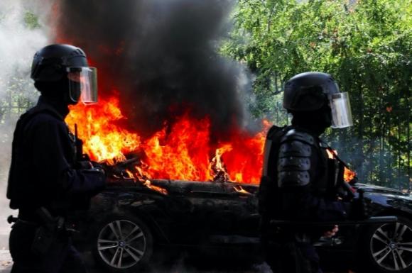 42 1 Bieu Tinh Ao Vang Tro Lai Paris Lai Day Song