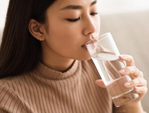 42 1 Uong Nuoc Vao 5 Khung Gio Vang Giup Co The Khoe Dep Bat Dau Tu 6 7 Gio Sang