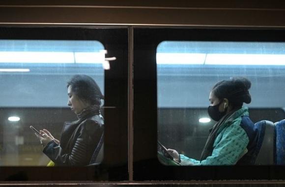 42 1 Nghien Cuu Moi Virus Corona Co The Song Sot Sau 28 Ngay Tren Kinh Tien Mat