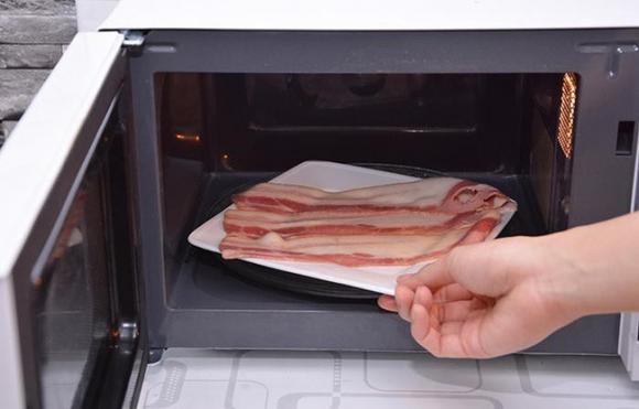 42 2 4 Thuc Pham Von Ngon Va Bo Duong Nhung Se Tro Thanh Doc Duoc Khi Lam Nong Bang Lo Vi Song Luoi Co Nao Cung Tuyet Doi Tranh Bo Vao