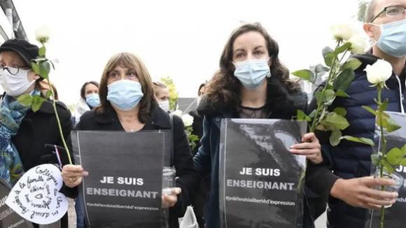 42 1 Hai Hoc Sinh Chi Mat Thay Giao Phap Cho Ke Sat Nhan De Lay 350 Euro