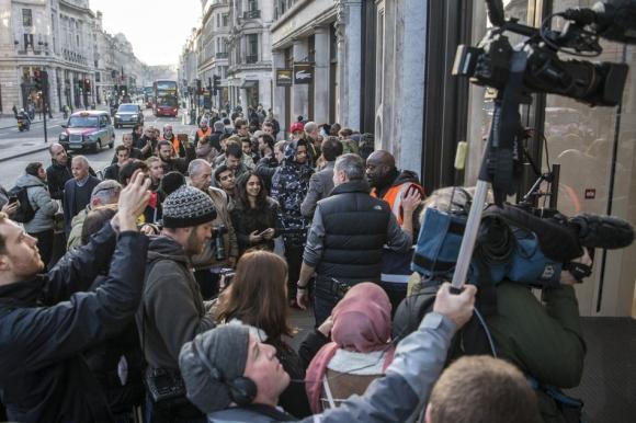 42 16 Nhin Lai Nhung Lan Xep Hang Mua Iphone Moi Tu 2007   2020