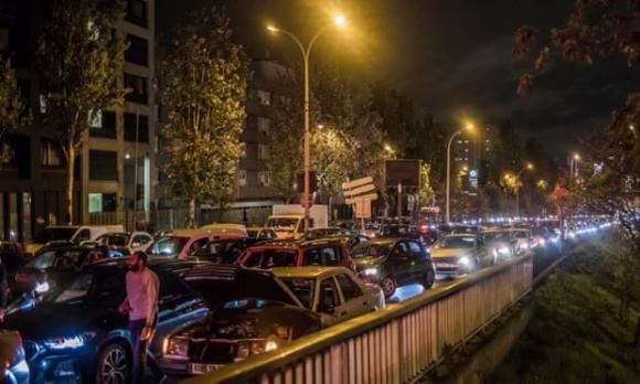 42 1 Nhieu Nguoi Voi Va Thao Chay Khoi Paris Gay Tac Duong Ky Luc Truoc Them Lenh Phong Toa