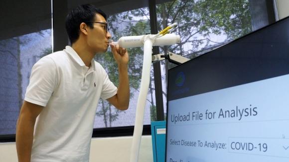 Singapore sáng chế máy phát hiện COVID-19 trong hơi thở sau 60 giây