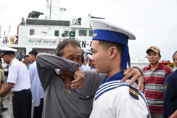 42 1 12 Gio Sinh Tu Cua Chiec Tau Ca Giua Cuong No Bao Bien