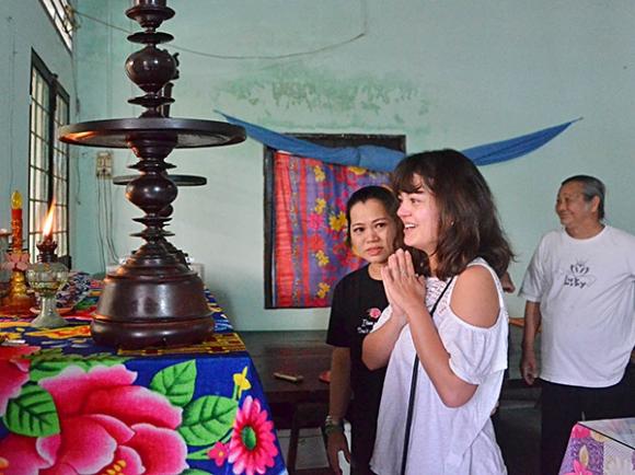 42 10 Co Gai Con Lai Phap Ve Viet Nam Tim Cha Khoc Trong Vong Tay Ong Ba Noi Hoa Ra Cha Dang O Phap