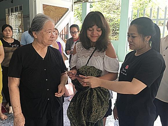 42 3 Co Gai Con Lai Phap Ve Viet Nam Tim Cha Khoc Trong Vong Tay Ong Ba Noi Hoa Ra Cha Dang O Phap