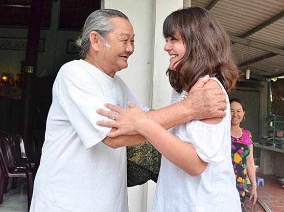 42 7 Co Gai Con Lai Phap Ve Viet Nam Tim Cha Khoc Trong Vong Tay Ong Ba Noi Hoa Ra Cha Dang O Phap