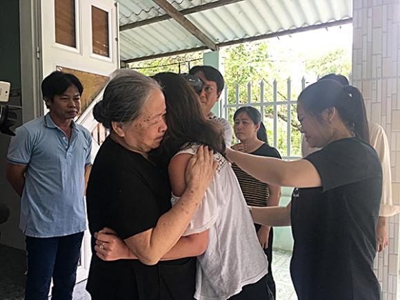 42 8 Co Gai Con Lai Phap Ve Viet Nam Tim Cha Khoc Trong Vong Tay Ong Ba Noi Hoa Ra Cha Dang O Phap