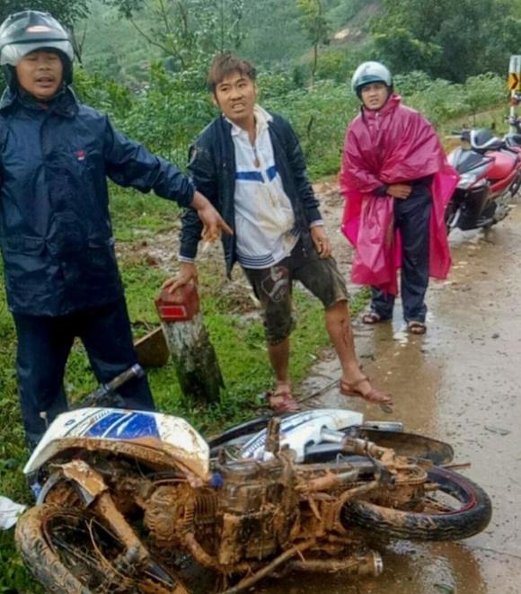 42 1 Bi Dat Da Vui 2 Thanh Nien Dung Tay Dao Boi Thoat Khoi Vung Sat Lo Kinh Hoang