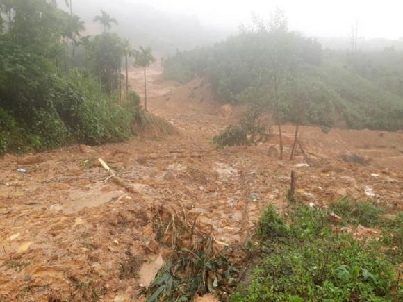 42 4 Sat Lo O Quang Ngai Lu Bun Chay Nhu Mot Dong Song