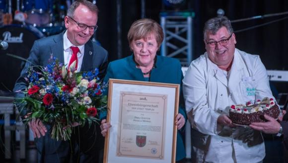 42 1 Angela Merkel Tu Co Gai Nho Den Ba Me Quoc Dan